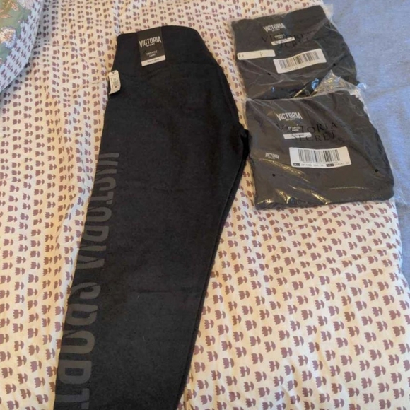 Victoria's Secret Sport Capri - Picture 1 of 3